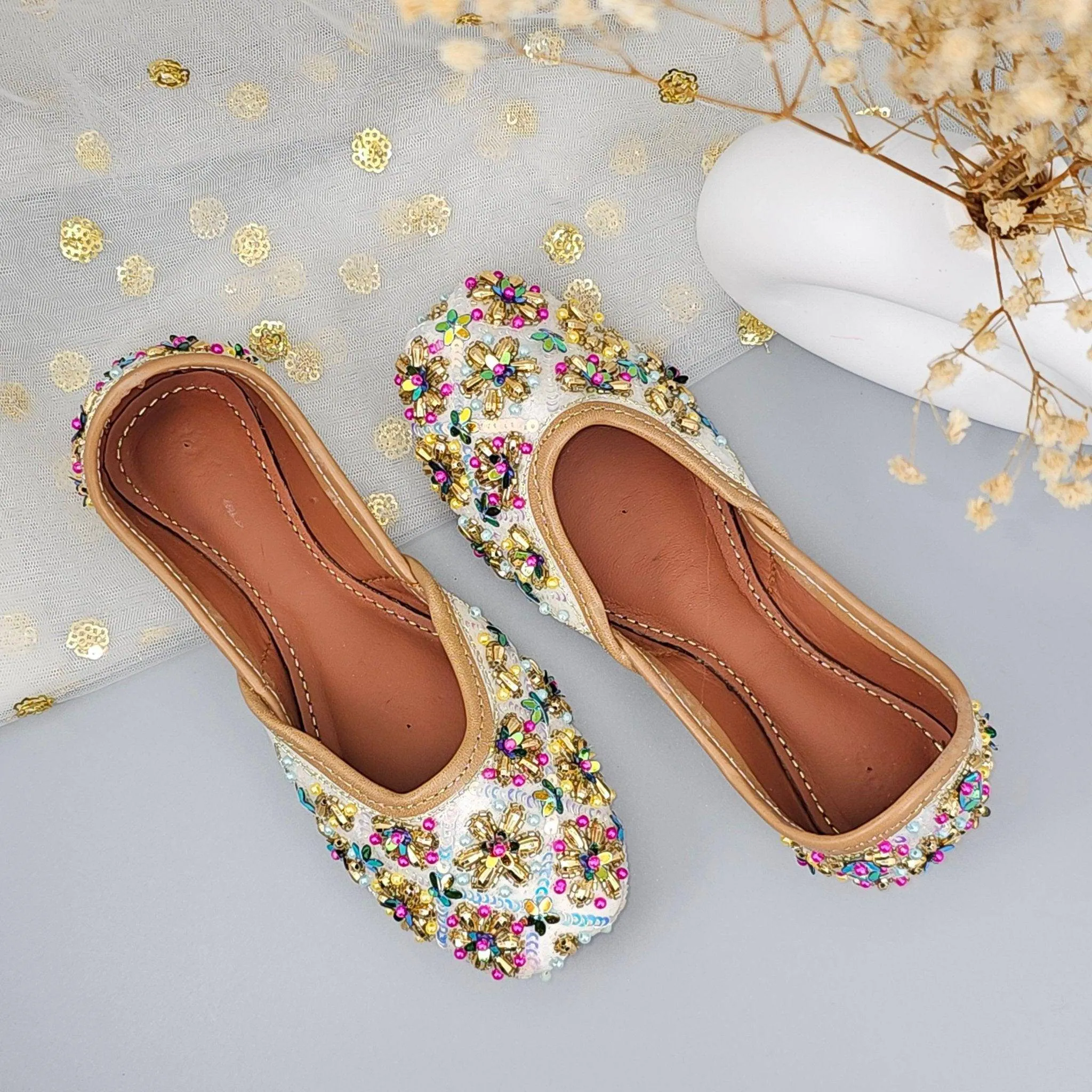 Kids Girls White multicolour Embroidered Jutti