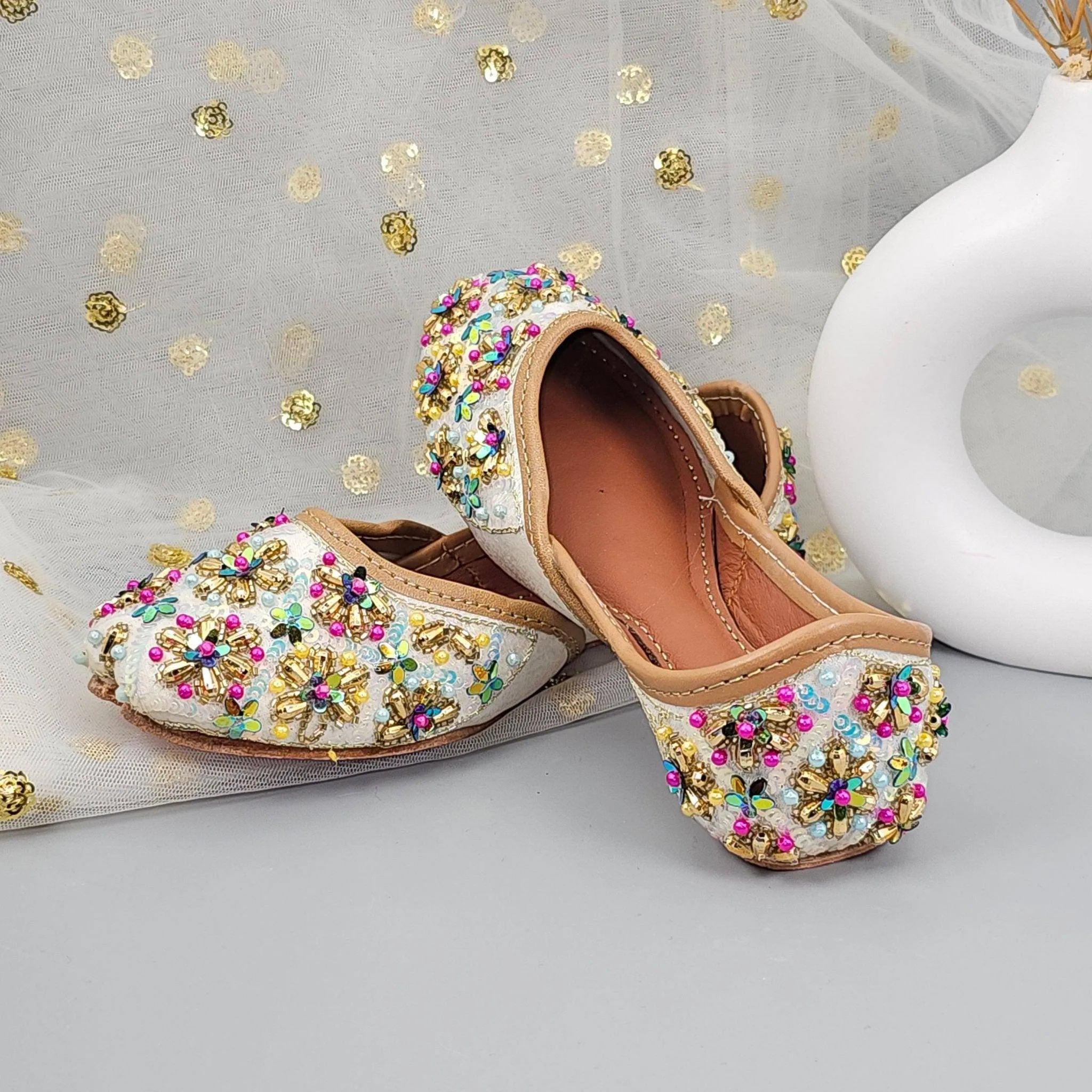 Kids Girls White multicolour Embroidered Jutti