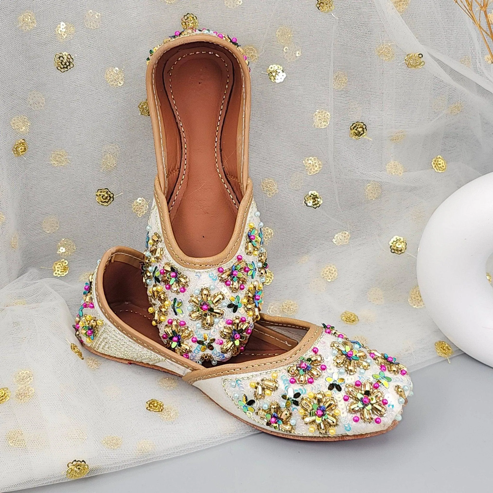 Kids Girls White multicolour Embroidered Jutti